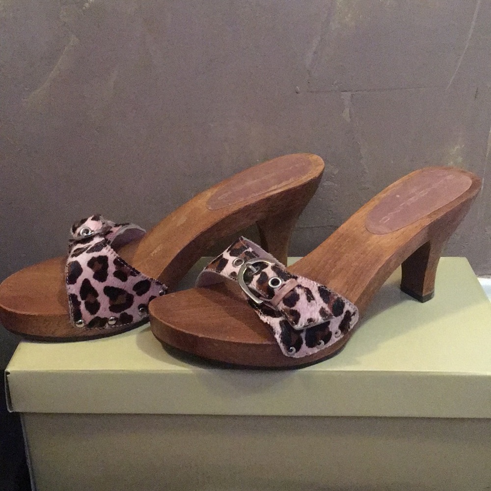 NWOT Bandolino Pony Hair Cheetah Kitten Heel